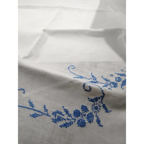 il_fullxfull.1626848451_ds8j.jpg Vintage 40\'s Linen Embroidered Table Cloth 48X50